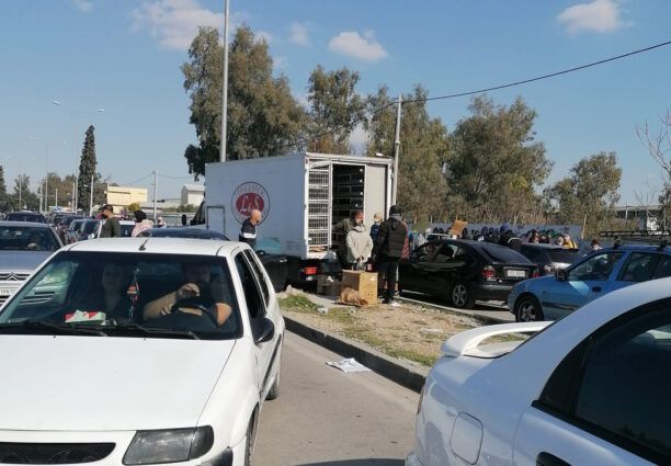Καταγγέλλει την ανεξέλεγκτη υπαίθρια πώληση πουλερικών και κακοποίηση κοτών σε κεντρικά σημεία του Δήμου Αθηναίων (βίντεο)