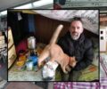Ζητούν βοήθεια για άστεγο άνδρα που παρέα με μια γάτα ζει σε υπόγεια διάβαση στη Νέα Σμύρνη Αττικής