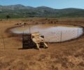 Σκύρος: Κτηνοτρόφοι συνεχίζουν να στερούν το νερό από άλογα και άλλα ζώα περιφράσσοντας τις δημοτικές ποτίστρες (βίντεο)