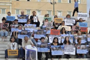 Συμβολική διαμαρτυρία έξω από τη Βουλή για την κακοποίηση των ιπποειδών στη Σαντορίνη
