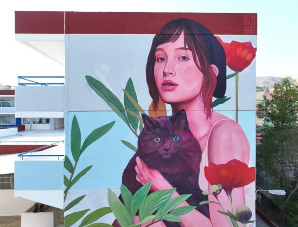 Μια μαύρη γάτα σε γκράφιτι ομορφαίνει το κτίριο γυμνασίου στον Κορυδαλλό Αττικής