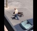 Ηράκλειο Κρήτης: Κάνει βόλτες στα Καμίνια με το αμαξίδιο του ο παράλυτος σκύλος (βίντεο)