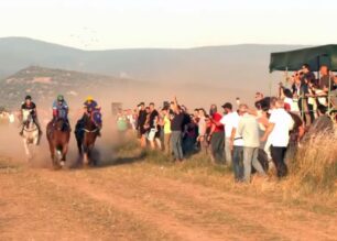 Λέσβος: Η Αστυνομία επιβεβαιώνει ότι έβαλε «πλάτη» στην καταστροφή της NATURA με παράνομες ιπποδρομίες αφού δεν απέτρεψε τον αγώνα (βίντεο)