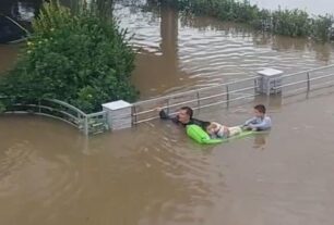Παλαμάς Καρδίτσας: Ζητούν βοήθεια για ανθρώπους και ζώα που βρίσκονται μέσα στο νερό (βίντεο)