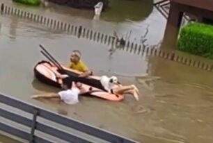 Βλοχός Καρδίτσας: Γείτονες με πλαστική βάρκα - παιχνίδι έσωσαν 85χρονη γυναίκα και τον σκύλο της (βίντεο)