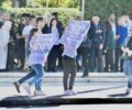 Αθήνα: Ενοχλητικοί οι ακτιβιστές που διαμαρτυρήθηκαν για το γουνεμπόριο - Τους προσήγαγαν (βίντεο)