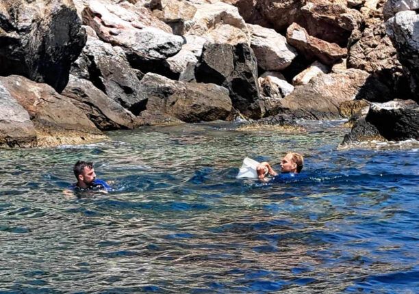 Έσωσαν γάτα που βρέθηκε εξαθλιωμένη στην ακατοίκητη βραχονησίδα Στρογγυλό κοντά στη Σύρο (βίντεο)