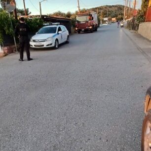 Σαλαμίνα: Βρήκαν σκύλο σκελετωμένο νεκρό στα κάγκελα σπιτιού 2 SalaminaXenoSkylosPnigmenosMpalkoni19 5 2025 1
