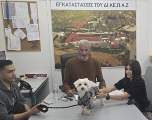 Επέζησε της θανάσιμης σύγκρουσης των τρένων στα Τέμπη και υιοθέτησε σκύλο για να τον σώσει