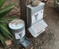Κέα: Ποιος πέταξε τις ταΐστρες και τις ποτίστρες για τις αδέσποτες γάτες; Θα απαντήσει ο Δήμος;