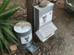Κέα: Ποιος πέταξε τις ταΐστρες και τις ποτίστρες για τις αδέσποτες γάτες; Θα απαντήσει ο Δήμος;