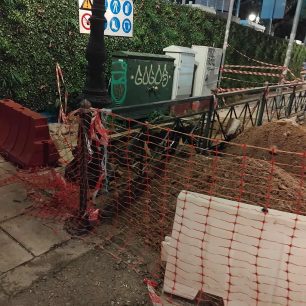 Αθήνα: Δύο σκυλιά νεκρά από ηλεκτροπληξία ενώ περπατούσαν σε πεζοδρόμιο στο Παγκράτι 1 AthinaPagkratiSkylosIlektroplixia23 1 2026 1