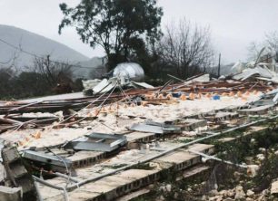 Καλπάκι Ιωαννίνων: Χιλιάδες κότες νεκρές σε πτηνοτροφική μονάδα που ισοπεδώθηκε από ανεμοστρόβιλο (βίντεο)