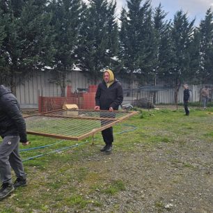 Εθελοντές φροντίζουν τα κακοποιημένα πάνω στα λύματα σκυλιά στο παράνομο Δημοτικό Κυνοκομείο Αλεξάνδρειας και ο Δήμος αδιαφορεί (βίντεο) 26 AlexandriaImathiasDimotikoKynokomeioSkylia22 2 2026 66