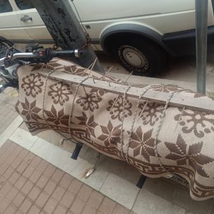 Δάφνη Αττικής: Θέτει σε κίνδυνο τη ζωή γατιών - περαστικών και καταπάτα το πεζοδρόμιο με τη μοτοσυκλέτα του 2 DafniAttikisMotosykletaKalamakiaXylina17 2 2026 2