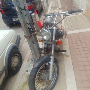 Δάφνη Αττικής: Θέτει σε κίνδυνο τη ζωή γατιών - περαστικών και καταπάτα το πεζοδρόμιο με τη μοτοσυκλέτα του 3 DafniAttikisMotosykletaKalamakiaXylina17 2 2026 3