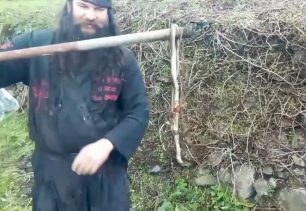Συνεχίζει να σκοτώνει φίδια για πλάκα ο «πατήρ Κλεομένης» ο γνωστός δολοφόνος ζώων... (βίντεο)