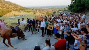 Αργυροπούλι Λάρισας: Χτυπάει άλογα για να τα αναγκάσει να προσκυνήσουν τη χριστιανική εικόνα  (βίντεο)
