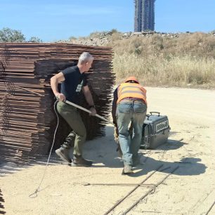 Αλεπού βρέθηκε καρφωμένη σε μπετόβεργα σε εργοτάξιο στο Ελληνικό Αττικής (βίντεο) 8 AlepouKarfomeniMpetovergaEllinikoAttikis30 4 2026 4