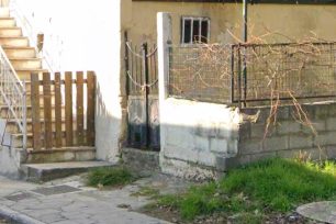 Καβάλα: Έγκλημα ή ατύχημα; Γάτα βρέθηκε σφηνωμένη σε πόρτα σε κατάσταση προχωρημένης σήψης