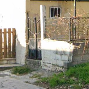Καβάλα: Έγκλημα ή ατύχημα; Γάτα βρέθηκε σφηνωμένη σε πόρτα σε κατάσταση προχωρημένης σήψης 2 KavalaGataPortaOdosArkadiou17Google