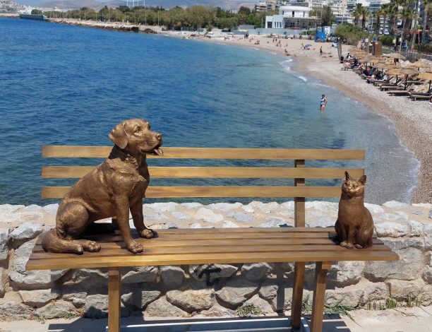 Τα αγάλματα ενός σκύλου και μιας γάτας στολίζουν παραλία στο Π. Φάληρο Αττικής