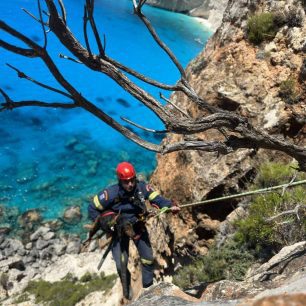 Ζάκυνθος: Πυροσβέστες έσωσαν σκύλο που εγκλωβίστηκε σε απόκρημνη ακτή 1 ZakynthosDiasosiPyrosvestesGremos11 6 2026 3