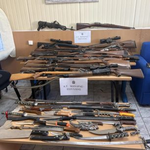 Οινόη Αττικής: Κατείχε δεκάδες όπλα, χιλιάδες φυσίγγια και κακοποιούσε πολλά κυνηγόσκυλα και ένα άλογο 56χρονος που συνελήφθη (βίντεο) 7 OinoiAttikisOplaSkylia7 2026 2