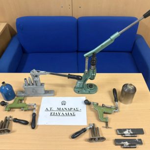 Οινόη Αττικής: Κατείχε δεκάδες όπλα, χιλιάδες φυσίγγια και κακοποιούσε πολλά κυνηγόσκυλα και ένα άλογο 56χρονος που συνελήφθη (βίντεο) 8 OinoiAttikisOplaSkylia7 2026 5