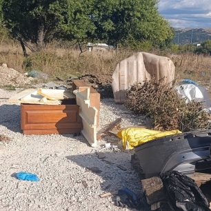 Πεδινή Ιωαννίνων: Έκκληση για να σωθούν 10 μωρά κουτάβια που βρέθηκαν πεταμένα στον σκουπιδότοπο 1 PediniIoanninonKoutaviaPetamena28 9 2026 3