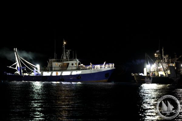 Μηχανότρατες εκφορτώνουν ανενόχλητα υπομεγέθη αλιεύματα στους Φούρνους