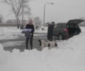 Μέσα στα χιόνια έτρεχαν να φροντίσουν τα σκυλιά του Κυνοκομείου Κατερίνης