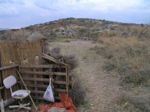 Οι κυνηγοί σκοτώνουν είδη υπό προστασία και απειλούν τη θηροφύλακα της Σύρου