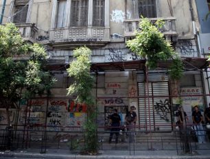 Αθήνα: Εγκλωβισμένη γάτα στο κτίριο της «Κατάληψης Σκαραμαγκά»;
