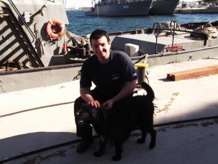 Σώος και αβλαβής ζει στον Ναύσταθμο Σαλαμίνας ο σκύλος που κακοποιήθηκε από τον ναύτη το 2009 (βίντεο)
