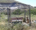 Λήμνος: Σκύλος σε κλουβί κάτω από τον ήλιο χωρίς τροφή και νερό