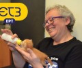 Οι δημοσιογράφοι της ΕΡΤ έσωσαν τα γατάκια που πέταξε νεογέννητα στο δρόμο (βίντεο)