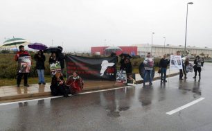 Συμβολική διαμαρτυρία έξω από την διεθνή έκθεση γούνας στα Σπάτα