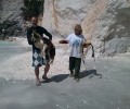 Διέσωσαν τον σκύλο που έχει εγκλωβιστεί σε απρόσιτη παραλία της Κεφαλλονιάς