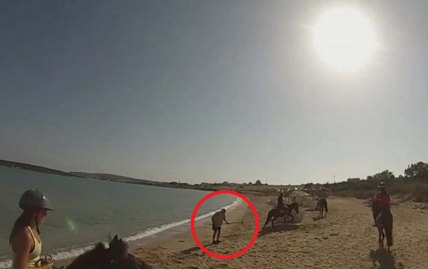 Πάρος: Ιδιοκτήτης ξενοδοχείου απείλησε με τσουγκράνα τουρίστριες που έκαναν ιππασία σε παραλία (βίντεο)